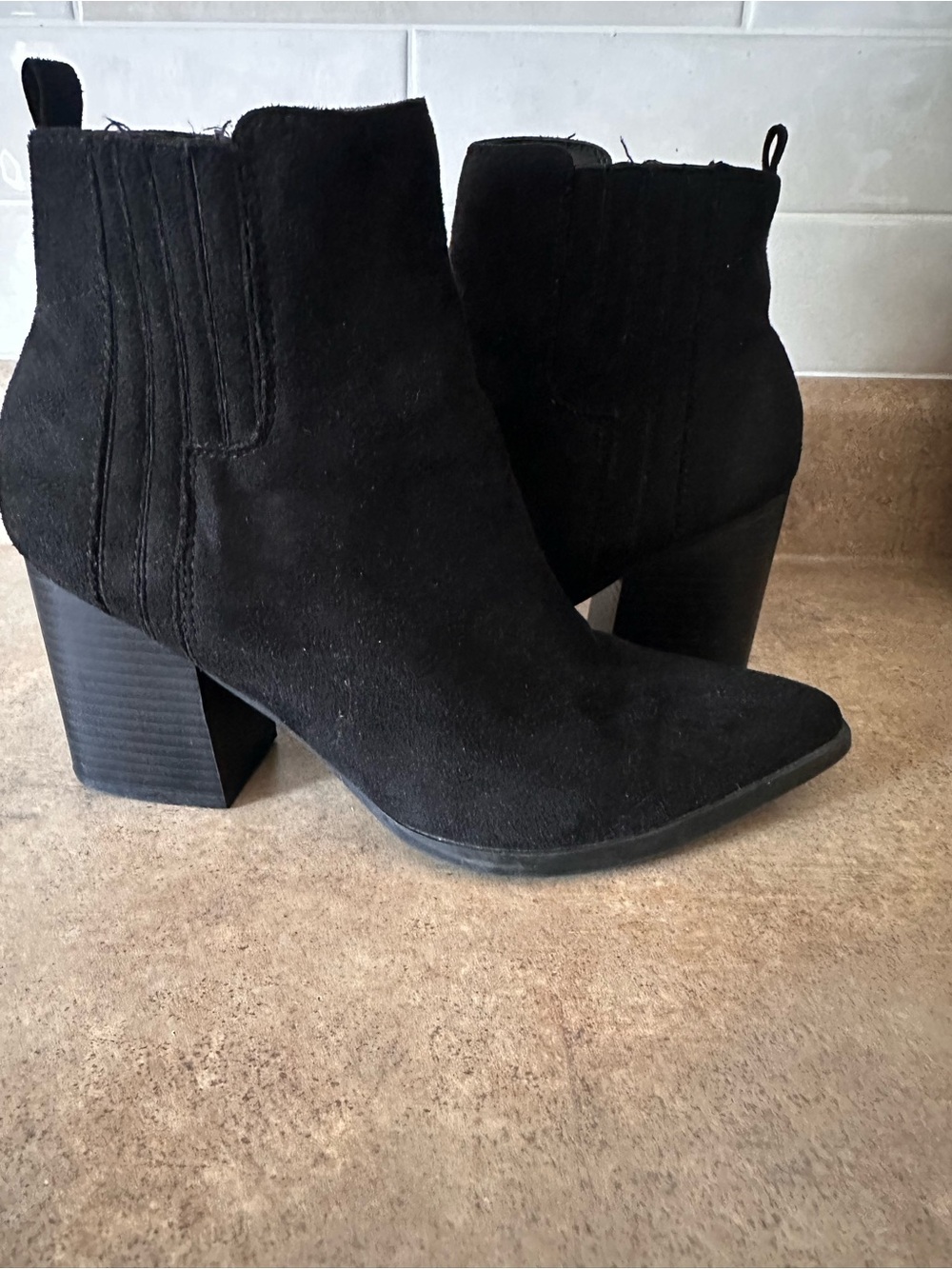 Indigo Rd Size 9M Classic Black Faux Suede Ankle Booties - Women's Chelsea Heel